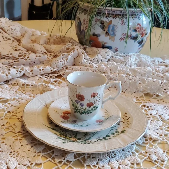 Vintage 1940's Crochet Tablecloth 80" x 100" MINT CONDITION Ecru